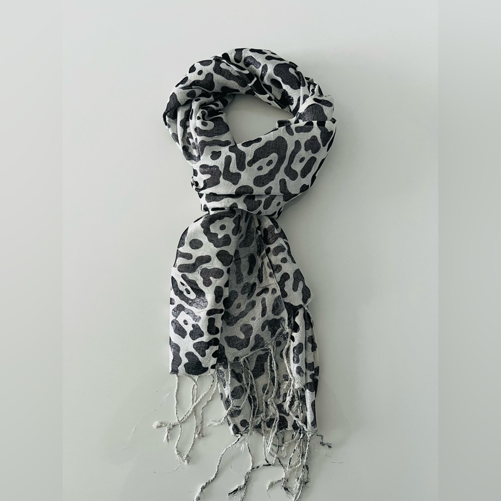 Stylish Black and Gray Scarf